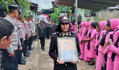 Wakapolres-Kupang-Pimpin-Upacara-Pemakaman-Secara-Kedinasan-Aipda-Saleh-Hasibuan