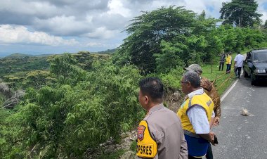 Kapolres-Kupang-Terjun-Langsung-ke-Lokasi-Longsor-di-Jalan-Timor-Raya,-Pastikan-Keamanan-dan-Kelancaran-Transportasi