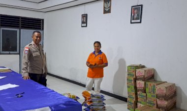Bhabinkamtibmas-Desa-Afoan-&-Kelurahan-Naikliu-Monitoring-Bantuan-Sembako-bagi-Warga-Terdampak-Banjir-di-Amfoang-Utara