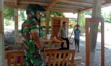 Bhabinkamtibmas-Desa-Poto-Aipda-Stefenson-Radjah-Sambangi-Pemilik-Meubel-di-Desa-Poto-untuk-Cegah-Penebangan-Hutan-Liar