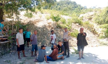 Bhabinkamtibmas-Takari-Aipda-Kornelius-Nomleni-Himbau-Warga-Terdampak-Longsor-untuk-Segera-Lakukan-Evakuasi-Mandiri
