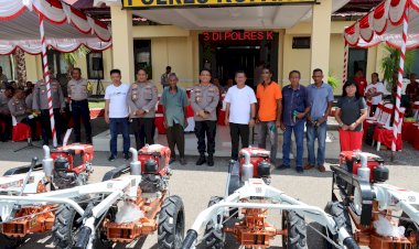 Kapolres-Kupang-Serahkan-Bantuan-Alsintan-kepada-Kelompok-Tani