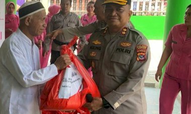 Dipimpin-Kapolres,-Polres-Kupang-Gelar-Bakti-Sosial-Sambut-Ramadhan,-Bagikan-Puluhan-Paket-Sembako