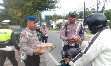 Kapolres-Kupang-Gelar-Pembagian-Takjil-Ramadhan-di-Masjid-Nurul-Jadid-Babau