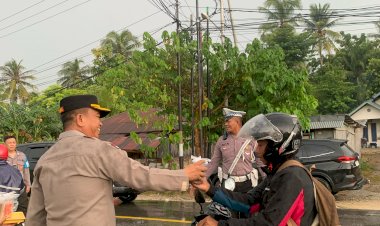Kapolres-Kupang-Berjibaku-dalam-Gerimis,-Pimpin-Bakti-Sosial-Ramadhan-dengan-Pembagian-Takjil