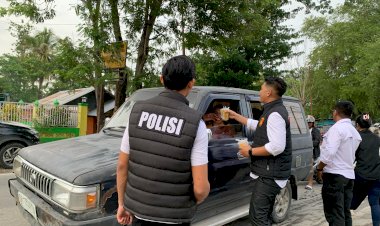 Satuan-Reskrim-Polres-Kupang-Gelar-Bakti-Sosial,-Bagikan-Takjil-untuk-Masyarakat