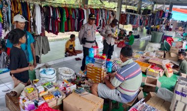 Kapolsek-Amfoang-Utara-Pimpin-Patroli-dan-Pengamanan-Pasar-Tradisional-Nekbua