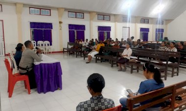 Kapolsek-Amfoang-Selatan-Gelar-Sosialisasi-Hukum-di-Gereja-PNIEL-Lelogama