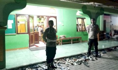 Bhabinkamtibmas-Polsek-Kupang-Timur-Amankan-Sholat-Tarawih-di-Masjid-Babusallam