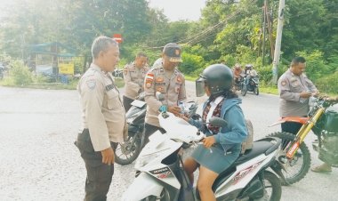 Polsek-Kupang-Barat-Bagikan-Takjil-Gratis-untuk-Pengguna-Jalan-di-Bulan-Suci-Ramadhan