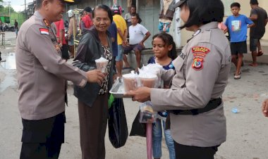 Kapolres-Kupang-Gelar-Bakti-Sosial-Ramadhan-di-Amarasi,-Bagikan-Takjil-kepada-Warga