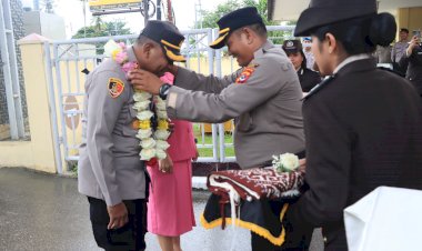 AKBP-Rudy-Junus-Jacob-Ledo,-S.I.K.,-S.H.-Disambut-Meriah-oleh-Personil-Polres-Kupang
