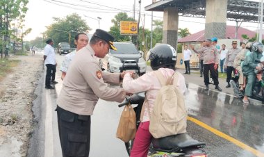 Polres-Kupang-Bagikan-Takjil-Gratis-untuk-Pengendara-di-Depan-Mapolres-Kupang