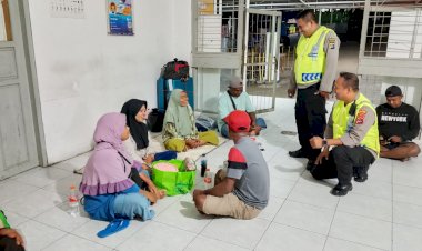 Personil-Pos-Terpadu-Bolok-Pantau-Pemudik-Paskah-di-Pelabuhan-Ferry-ASDP-Bolok