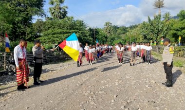 Kapolsek-dan-Waka-Polsek-Amfoang-Utara-Lepas-dan-Tutup-Pawai-Karnaval-Hardiknas-Ke-66-Tahun-2025