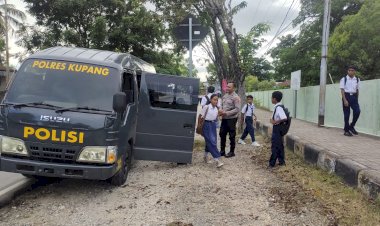 Kapolres-Kupang-Hadirkan-Mobil-Layanan-Bagi-Pelajar:-Wujud-Kepedulian-Polri-Untuk-Masyarakat