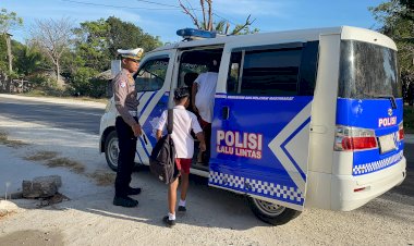 Polres-Kupang-Peduli-Pelajar,-Kapolres-Tambah-1-Unit-Mobil-Layanan-Antar-Sekolah
