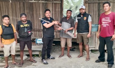 Warga-Sumlili-dan-Takari-Serahkan-Senjata-Rakitan-dan-Ratusan-Liter-Sopi-ke-Satgas-Operasi-Pekat-Turangga-2025-Polres-Kupang