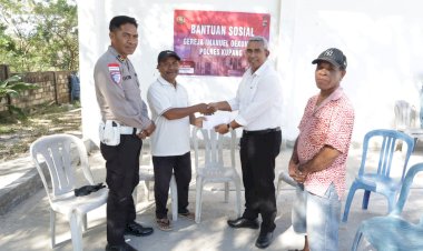 Polres-Kupang-Gelar-Bantuan-Sosial-Melalui-Gereja-Imanuel-Oekumene-untuk-Gereja-Stasi-Hati-Kudus-Yesus-Penfui-Timur