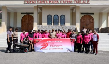 Jelang-Hari-Bhayangkara-ke-79,-Polres-Kupang-dan-Bhayangkari-Cabang-Kupang-Gelar-Bakti-Sosial-Serentak-di-Tiga-Rumah-Ibadah-dan-Pasar-Oesao