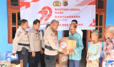 Kapolres-Kupang-Tanyakan-Peran-Polisi-Saat-Gelar-Bansos-di-Desa-Tesbatan-I-dan-II