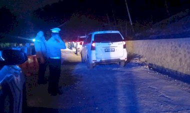 Satlantas-Polres-Kupang-bersama-Polsek-Takari-Amankan-Lalu-Lintas-di-Lokasi-Longsor-KM-70-Takari