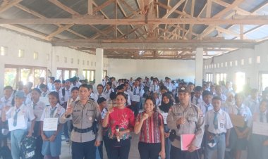 Satbinmas-Polres-Kupang-Beri-Penyuluhan-Narkoba-dan-Bullying-kepada-Siswa-SMA-III-Kupang-Timur