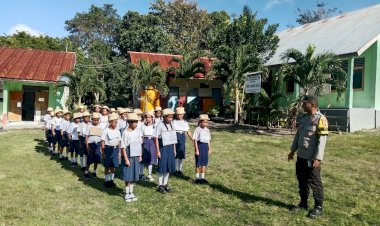 Bhabinkamtibmas-Desa-Ponain-dan-Apren-Aipda-Jermias-Lada-Berikan-Penyuluhan-Kenakalan-Remaja-dan-Latihan-Kepemimpinan-di-SMP-Negeri-2-Satap-Amarasi
