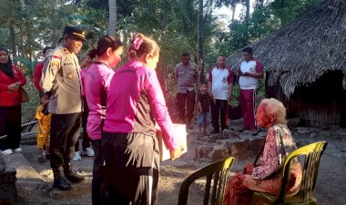Peduli-Warga-Lansia,-Polsek-dan-Bhayangkari-Fatuleu-Salurkan-Bantuan-ke-Oma-Terfina