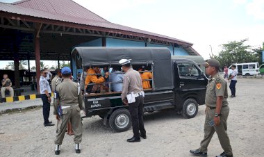 Hari-Keempat-Sosialisasi-Surat-Edaran-Gubernur-NTT-Berlangsung-Aman-di-Terminal-Noelbaki