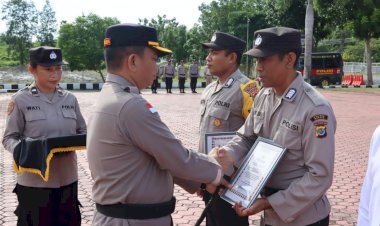 Polisi-Jadi-Guru-Sukarela,-Bripka-Simeon-Raih-Penghargaan-Kapolres-Kupang