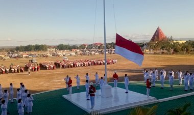 Pengamanan-Ketat-Polres-Kupang-Warnai-Upacara-Penurunan-Bendera-Merah-Putih-Kabupaten-Kupang