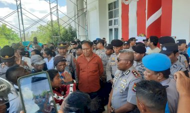 Ratusan-Korban-Badai-Seroja-Datangi-Kantor-Bupati-Kupang,-Kapolres-berjibaku-Tenangkan-Massa