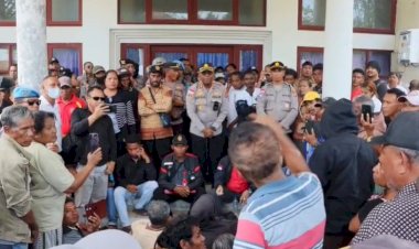 Kapolres-Kupang-Turun-Tangan-Tenangkan-Massa-Korban-Badai-Seroja