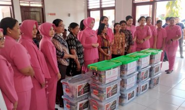 Kapolda-NTT-dan-Ketua-Bhayangkari-Sentuh-Hati-Guru-dan-Siswa-SRMP-19-Kupang-Lewat-Baksos