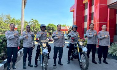 Dua-Bhabinkamtibmas-Polres-Kupang-Terima-Motor-Dinas-Baru-dari-Kapolda-NTT