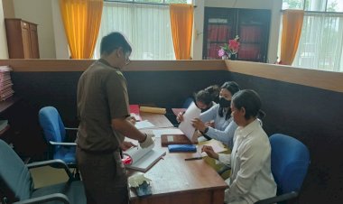 Polres-Kupang-Serahkan-Tersangka-dan-Barang-Bukti-Kasus-Pembuangan-Bayi-ke-Kejaksaan-Negeri-Kabupaten-Kupang