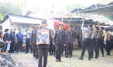 Tangis-Haru-Iringi-Kepergian-Ipda-Emu-Meliard-Sabloit,-Kapolres-Kupang-Pimpin-Langsung-Upacara-Pemakaman