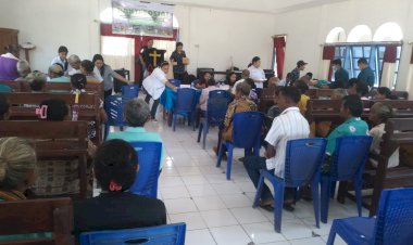 Polsek-Kupang-Timur-Amankan-Kegiatan-Ibadah,-Pengobatan-Gratis,-dan-Bansos-di-Gereja-GKI-Ora-Et-Labora-Nefopal