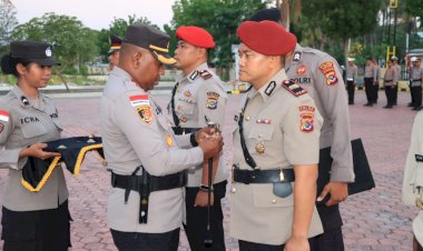 Kapolres-Kupang-Pimpin-Upacara-Sertijab-Dua-Pejabat-Utama-dan-Satu-Kapolsek,-Dorong-Sinergi-dan-Peningkatan-Pelayanan-Publik