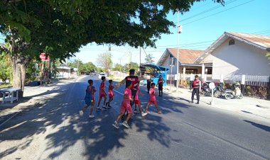 Personel-Samapta-dan-Satlantas-Polres-Kupang-Kolaborasi-Atur-Lalu-Lintas-di-Titik-Rawan-Macet