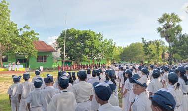 Polres-Kupang-Hadir-di-Sekolah:-Ipda-Ever-G.-Tinenti-Pimpin-Upacara-Bendera-di-SMA-Advent-Nusra-Noelbaki