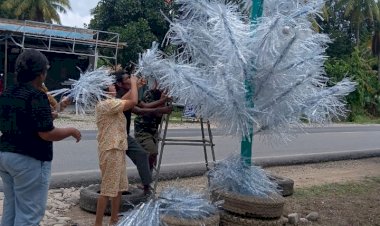 Partisipasi-Bripka-Sirman-dalam-Menghias-Pohon-Natal-di-Kelurahan-Merdeka,-Wujud-Nyata-Toleransi-Beragama