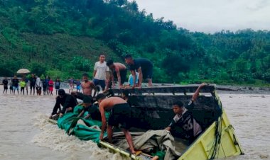 Truk-Bermuatan-Bantuan-Pemerintah-Terjebak-Banjir-di-Desa-Honuk,-Amfoang-Barat-Laut