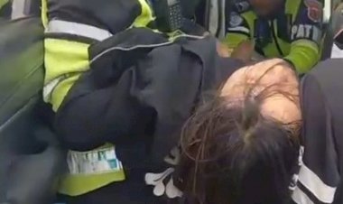 Aksi-Terpuji-Satlantas-Polres-Kupang,-Sigap-Selamatkan-Warga-Pingsan-di-Jalan-Timor-Raya