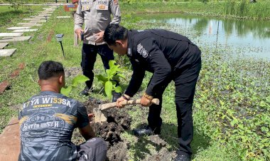 Kabid-Humas-Polda-NTT-Kunjungi-Polres-Kupang,-Tanam-Pohon-Jambu-Air-dan-Pesankan-Nilai-Kebersamaan