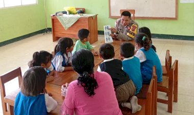 Bhabinkamtibmas-Polres-Kupang-Edukasi-Tertib-Lalu-Lintas-dan-Kamtibmas-Sejak-Dini-di-PAUD-Tunfeu