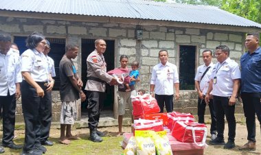 Polsek-Amarasi-Dampingi-Dinas-Sosial-Salurkan-Bantuan-bagi-Warga-Terdampak-Longsor