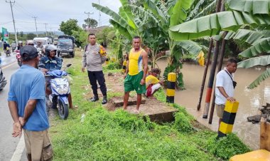 Antisipasi-Potensi-Banjir-Meluap-ke-pemukiman-warga,-Bhabinkamtibmas-Polsek-Kupang-Timur-Turun-ke-Lapangan