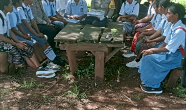 Polsek-Amfoang-Timur-Edukasi-Pelajar-Lewat-Pembagian-Buku-dan-Sosialisasi-KUHP